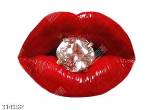 Tranh đôi môi đỏ ngậm nhẫn kim cương