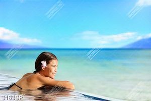 Tranh cô gái ngâm mình trong hồ bơi ngắm cảnh treo spa