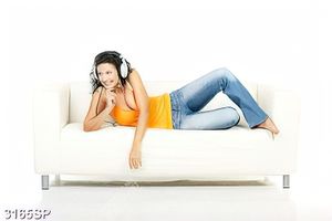Tranh spa người đẹp nghẹ nhạc ngồi trên sofa