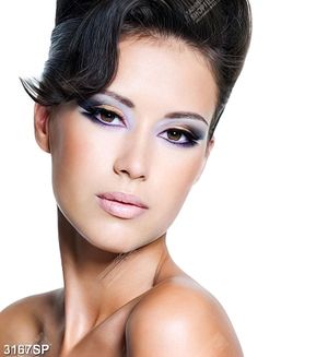 Tranh treo spa gương mặt xinh đẹp của cô gái