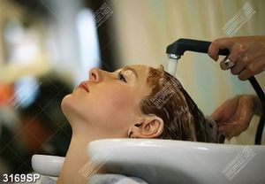 Tranh spa cô gái nằm gội trong salon