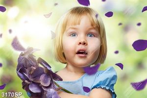 Tranh nghệ thuật cô bé dễ thương cầm hoa lan tím treo spa