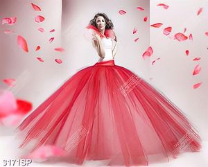 Tranh nghệ thuật treo spa cô gái mặc váy xòe đỏ