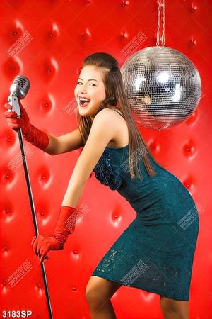 Tranh người đẹp ca hát treo trang trí spa