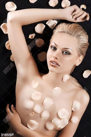 Tranh spa những cánh hoa che đi vòng một gợi cảm cô gái in uv