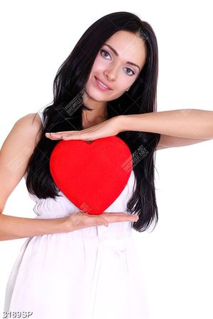 Tranh spa cô gái xinh đẹp cầm trái tim đỏ