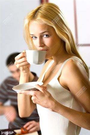 Tranh cô gái tóc vàng xinh đẹp uống café