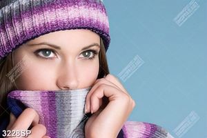 Tranh người đẹp đội mũ len tím