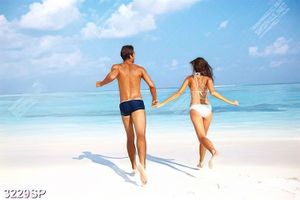 Tranh treo spa cặp đôi nắm tay tung tăng trên bãi cát