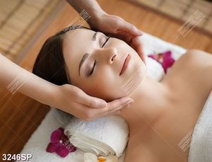 Tranh spa cô gái nằm massage thư giãn