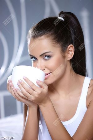Tranh cô gái cầm chiếc cốc trắng