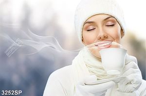Tranh cô gái thưởng thức tách trà nóng hổi
