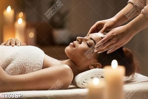 Tranh cô gái nằm massage thư giãn bên những ngọn nến