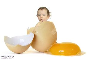 Tranh nghệ thuật cậu bé ngồi trong trái trứng