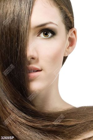 Tranh người đẹp với mái tóc che đi nửa khuôn mặt