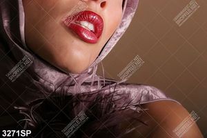 Tranh cô gái với đôi môi đỏ gợi cảm