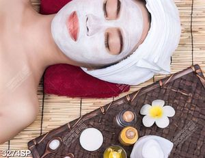Tranh cô gái nằm đắp mặt nạ