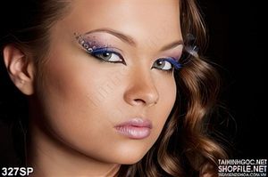 Tranh cô gái trang điểm đẹp