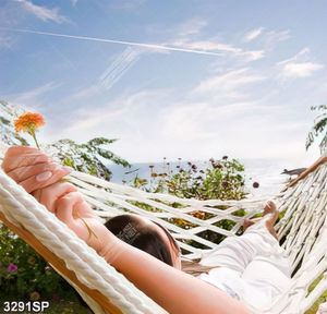 Tranh cô gái nằm thư giãn trên võng