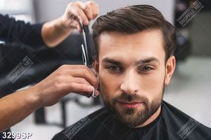 Tranh chàng trai cắt tóc trong salon