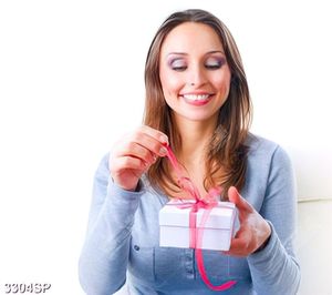 Tranh cô gái cầm hộp quà nhỏ