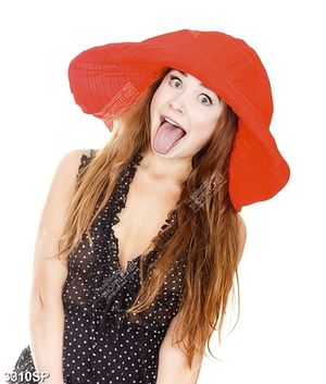 Tranh cô gái với biểu cảm gương mặt ngộ nghĩnh