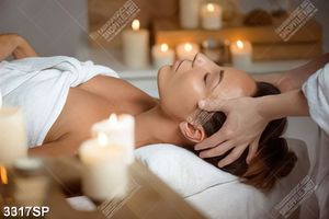 Tranh cô gái nằm massage thư giãn in uv