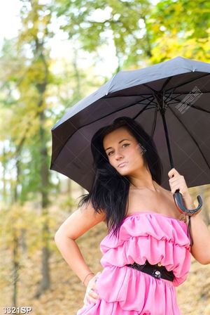 Tranh cô gái trẻ che dù đứng giữa rừng