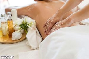 Tranh cô gái nằm massage body thư giãn