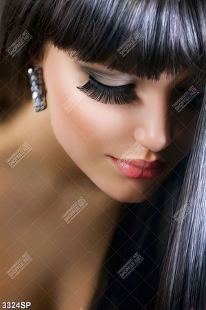 Tranh cô gái xinh đẹp với đôi mi dài