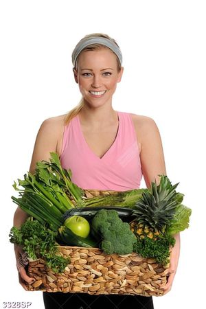 Tranh cô gái trẻ bưng giỏ rau xanh
