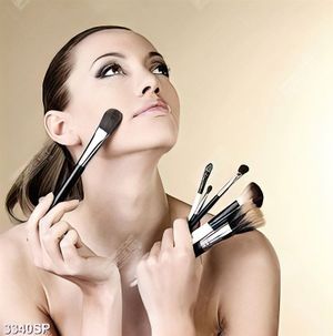 Tranh cô gái trẻ cầm cọ trang điểm
