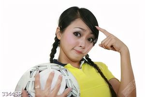 Tranh cô gái trẻ cầm quả bóng
