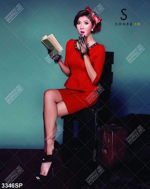 Tranh cô gái mặc váy đỏ cầm quyển xách file gốc