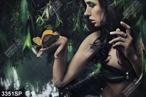 Tranh bươm bướm đậu trên tay cô gái trẻ