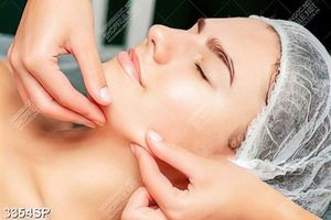 Tranh cô gái nằm massage mặt
