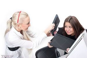 Tranh hai cô gái đùa nghịch trong văn phòng