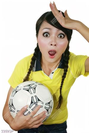 Tranh cô gái mở đôi mắt to tròn
