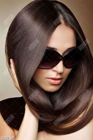 Tranh người đẹp đeo mắt kính đen