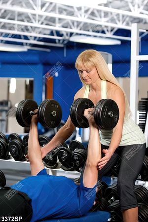 Tranh tập thể thao cùng huấn luấn viên
