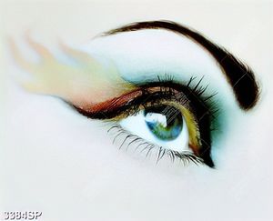 Tranh đôi mắt make up nghệ thuật