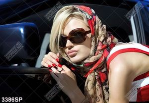 Tranh cô gái trẻ bên xe ô tô