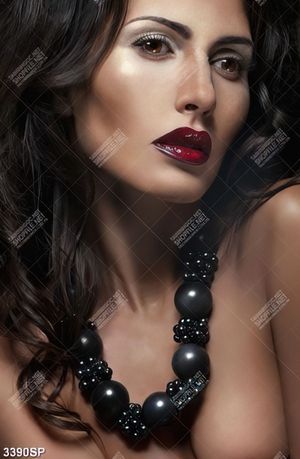 Tranh người đẹp với đôi môi đỏ quyến rũ