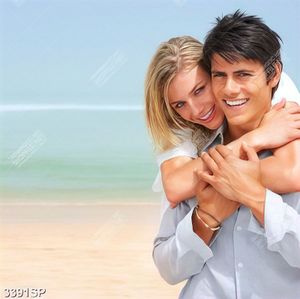Tranh cặp đôi vui vẻ bên bãi biển