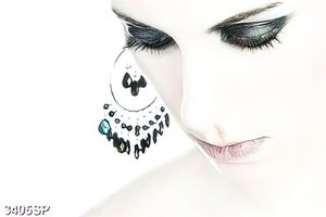 Tranh cô gái với đôi mắt make up đậm