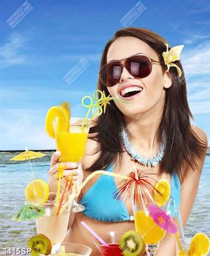 Tranh cô gái bên những ly sinh tố mát lạnh