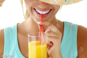 Tranh cô gái uống nước cam