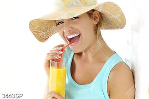Tranh cô gái tươi cười uống nước cam