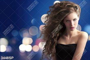 Tranh cô gái trẻ với mái tóc xoăn dài