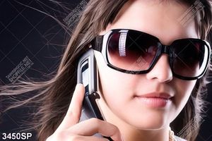 Tranh cô gái nghe điện thoại